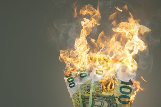 Υψηλότερος πληθωρισμός, χαμηλότερη ανάπτυξη - Aνατρέπει τα δεδομένα το Γραφείο Προϋπολογισμού
